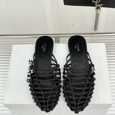 Celine/赛琳26WF新品凯旋门 度假风编织罗马平底凉鞋 凯旋门金扣藏着精致细节 编织肌理自带度假松弛感 平底鞋型走 Celine/赛琳26WF新品凯旋门 度假风编织罗马平底凉鞋 凯旋门金扣藏着精致细节 编织肌理自带度假松弛感 平底鞋型走
