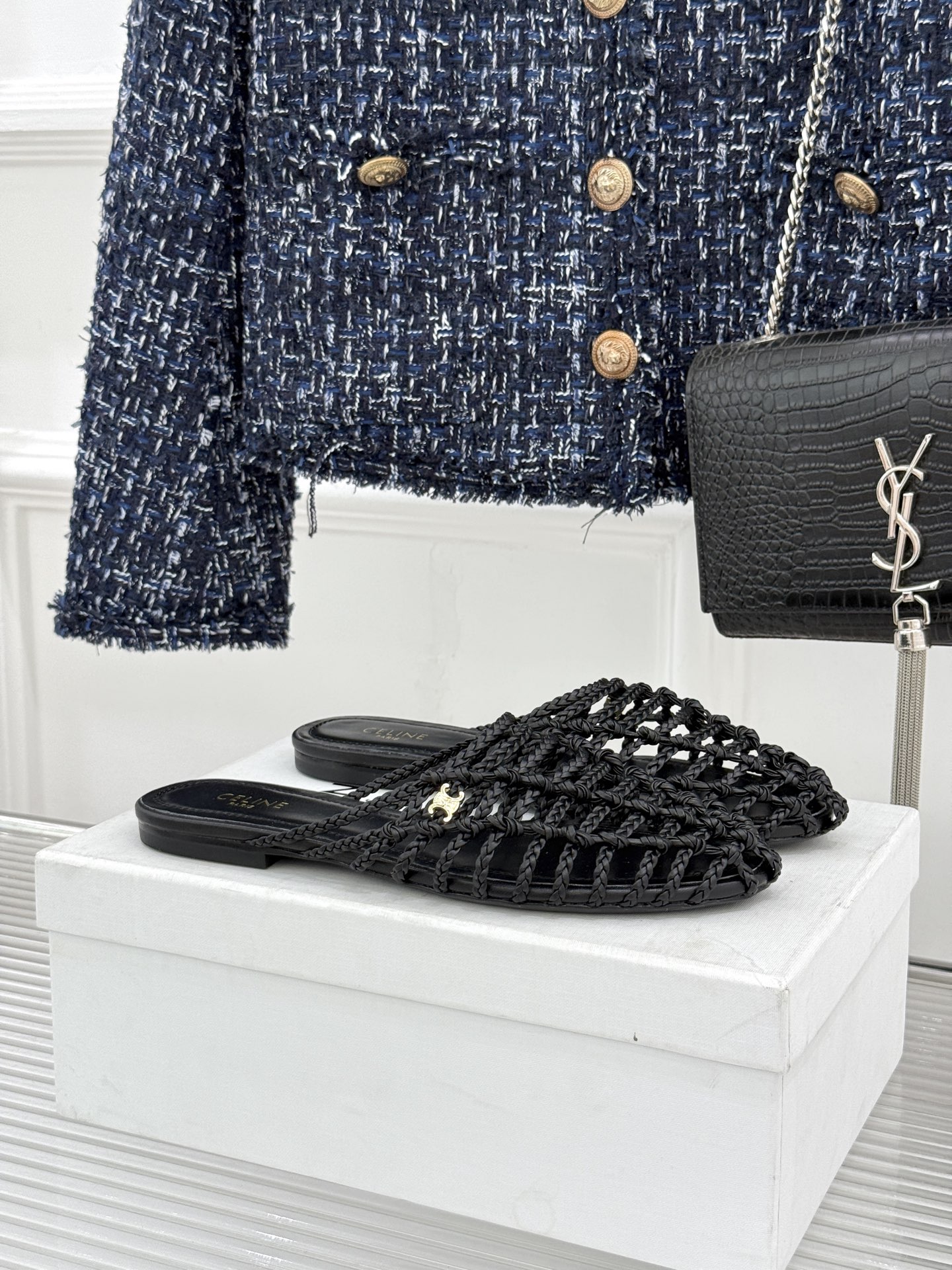 Celine/赛琳26WF新品凯旋门 度假风编织罗马平底凉鞋 凯旋门金扣藏着精致细节 编织肌理自带度假松弛感 平底鞋型走