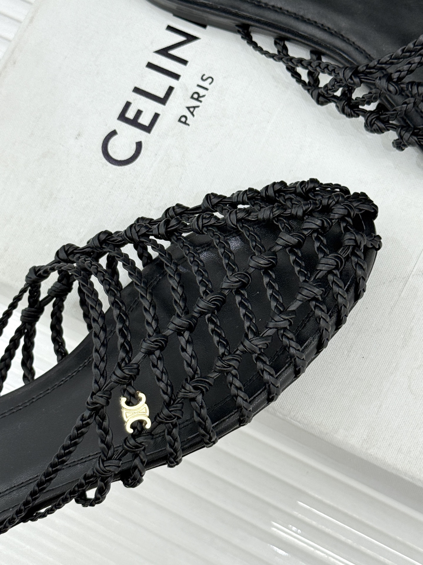 Celine/赛琳26WF新品凯旋门 度假风编织罗马平底凉鞋 凯旋门金扣藏着精致细节 编织肌理自带度假松弛感 平底鞋型走 Celine/赛琳26WF新品凯旋门 度假风编织罗马平底凉鞋 凯旋门金扣藏着精致细节 编织肌理自带度假松弛感 平底鞋型走
