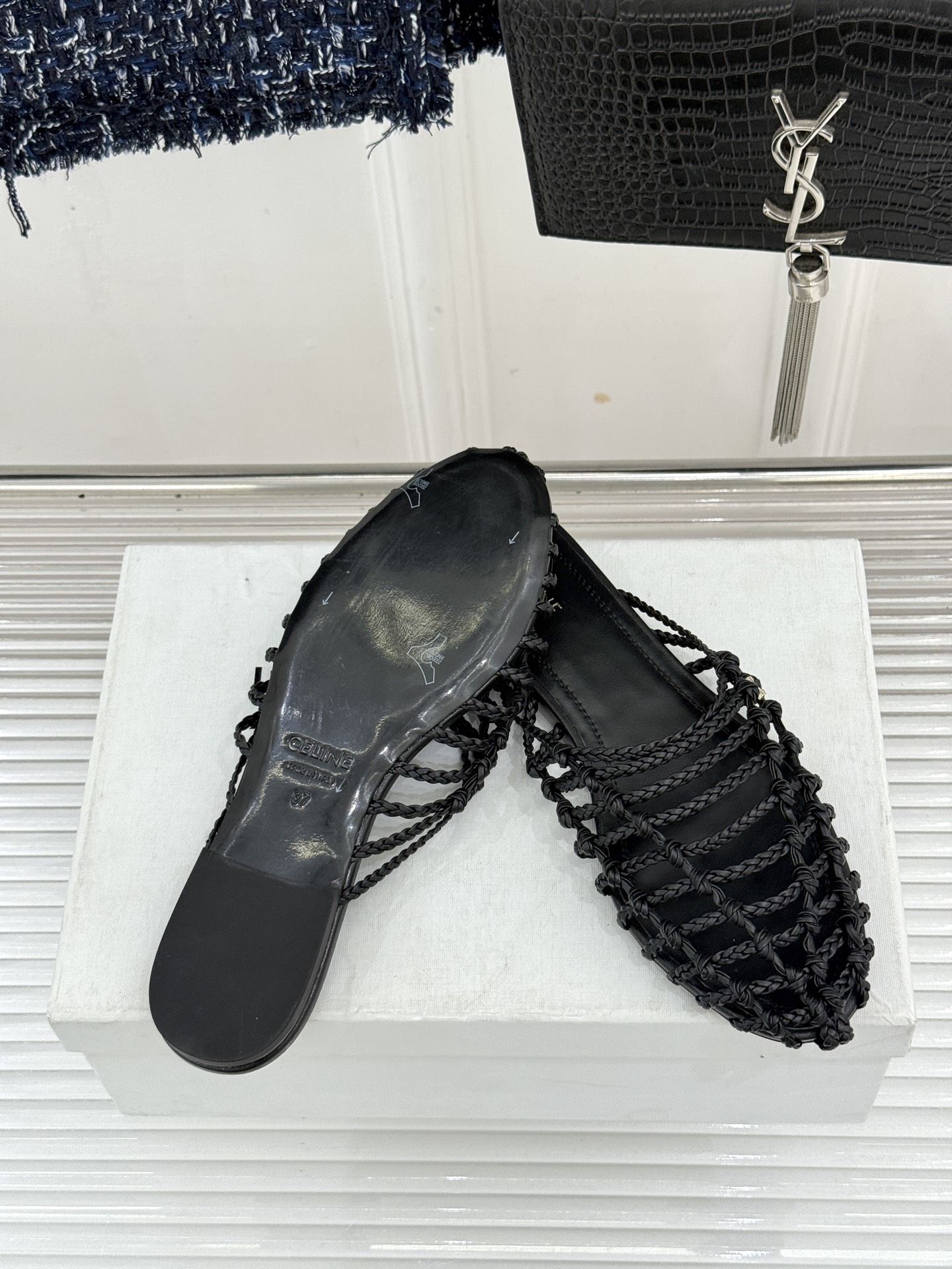 Celine/赛琳26WF新品凯旋门 度假风编织罗马平底凉鞋 凯旋门金扣藏着精致细节 编织肌理自带度假松弛感 平底鞋型走 Celine/赛琳26WF新品凯旋门 度假风编织罗马平底凉鞋 凯旋门金扣藏着精致细节 编织肌理自带度假松弛感 平底鞋型走