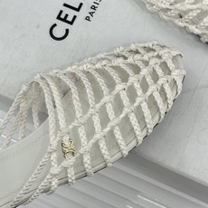 Celine/赛琳26WF新品凯旋门 度假风编织罗马平底凉鞋 凯旋门金扣藏着精致细节 编织肌理自带度假松弛感 平底鞋型走 Celine/赛琳26WF新品凯旋门 度假风编织罗马平底凉鞋 凯旋门金扣藏着精致细节 编织肌理自带度假松弛感 平底鞋型走