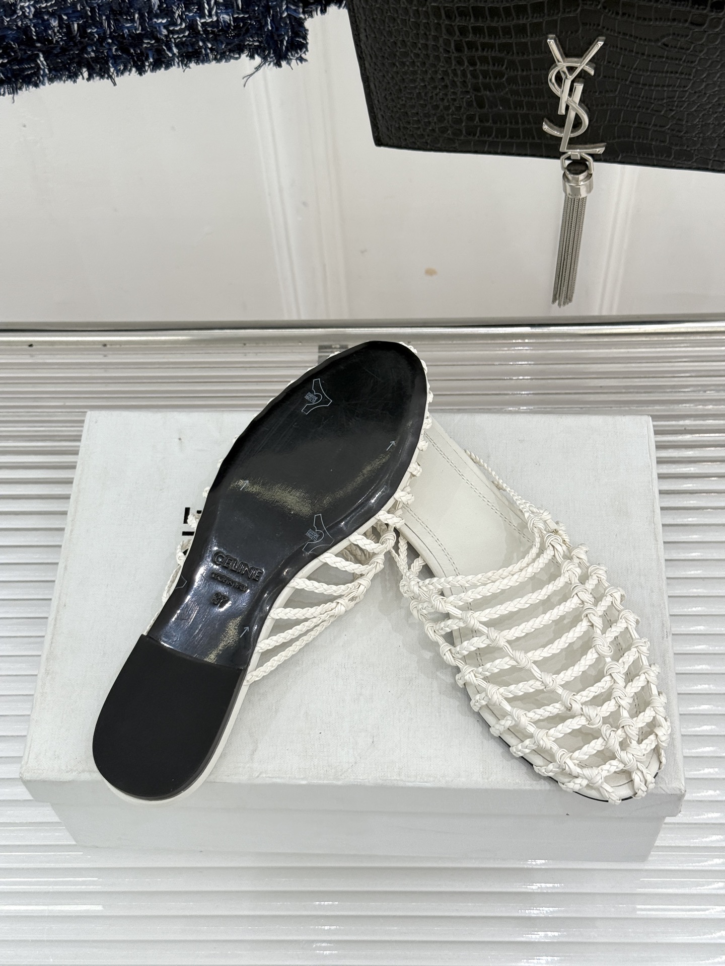 Celine/赛琳26WF新品凯旋门 度假风编织罗马平底凉鞋 凯旋门金扣藏着精致细节 编织肌理自带度假松弛感 平底鞋型走 Celine/赛琳26WF新品凯旋门 度假风编织罗马平底凉鞋 凯旋门金扣藏着精致细节 编织肌理自带度假松弛感 平底鞋型走