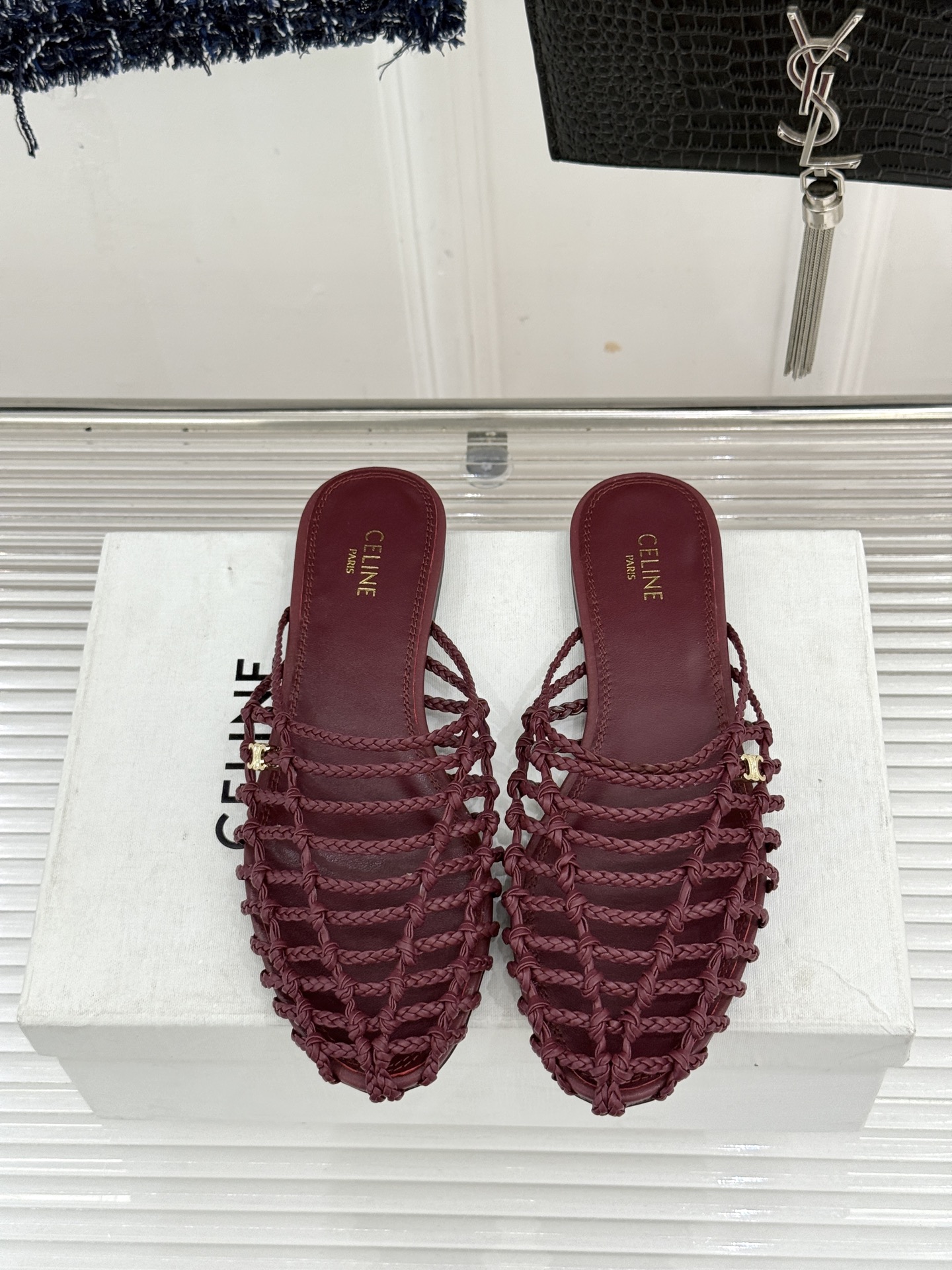 Celine/赛琳26WF新品凯旋门 度假风编织罗马平底凉鞋 凯旋门金扣藏着精致细节 编织肌理自带度假松弛感 平底鞋型走 Celine/赛琳26WF新品凯旋门 度假风编织罗马平底凉鞋 凯旋门金扣藏着精致细节 编织肌理自带度假松弛感 平底鞋型走