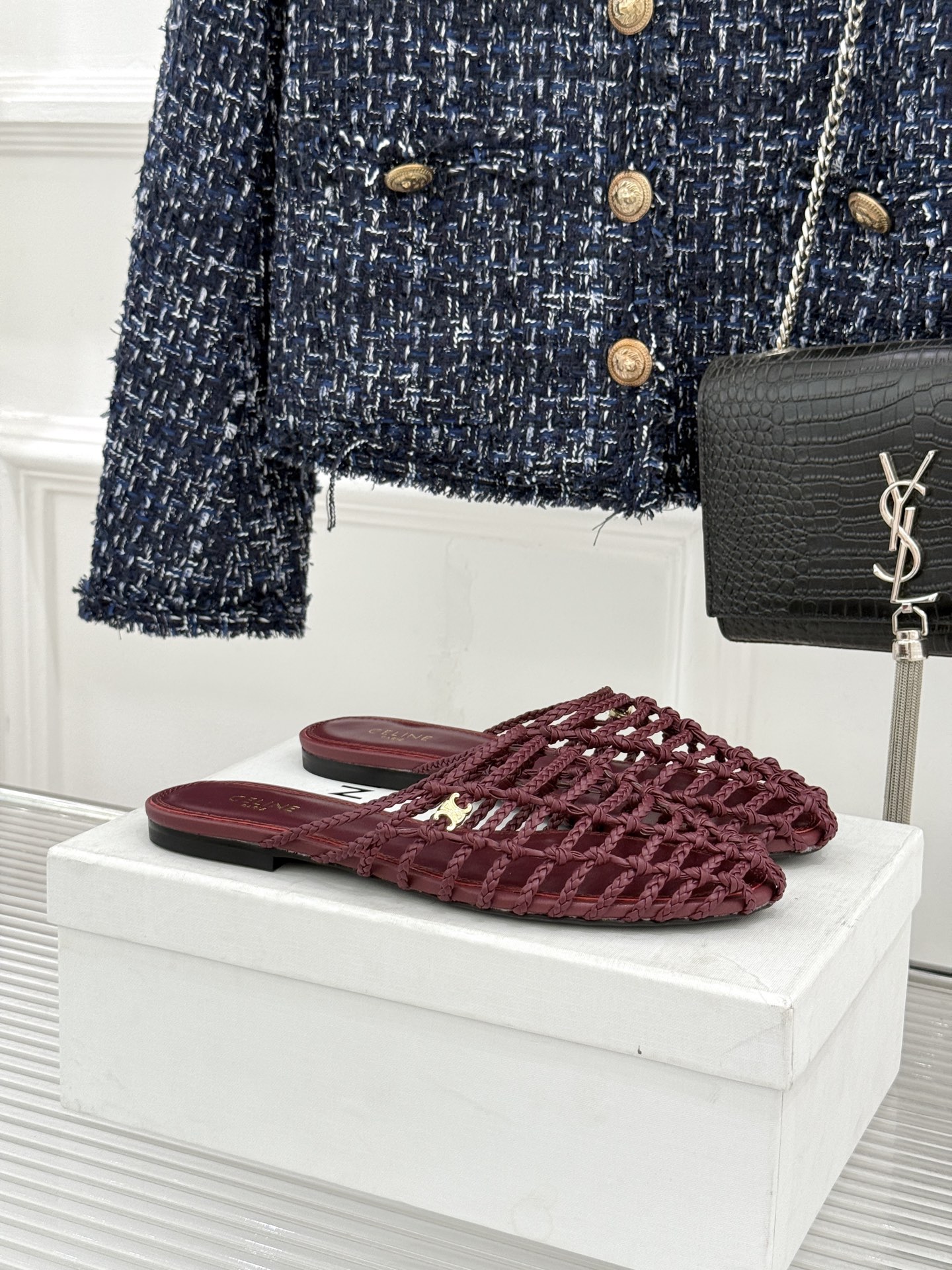 Celine/赛琳26WF新品凯旋门 度假风编织罗马平底凉鞋 凯旋门金扣藏着精致细节 编织肌理自带度假松弛感 平底鞋型走