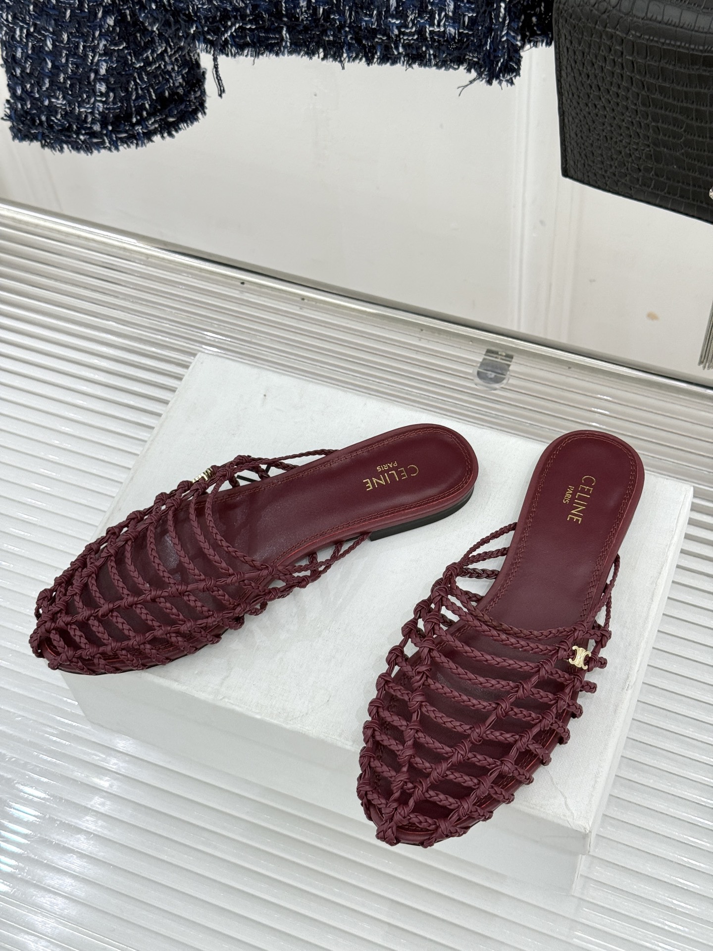 Celine/赛琳26WF新品凯旋门 度假风编织罗马平底凉鞋 凯旋门金扣藏着精致细节 编织肌理自带度假松弛感 平底鞋型走 Celine/赛琳26WF新品凯旋门 度假风编织罗马平底凉鞋 凯旋门金扣藏着精致细节 编织肌理自带度假松弛感 平底鞋型走