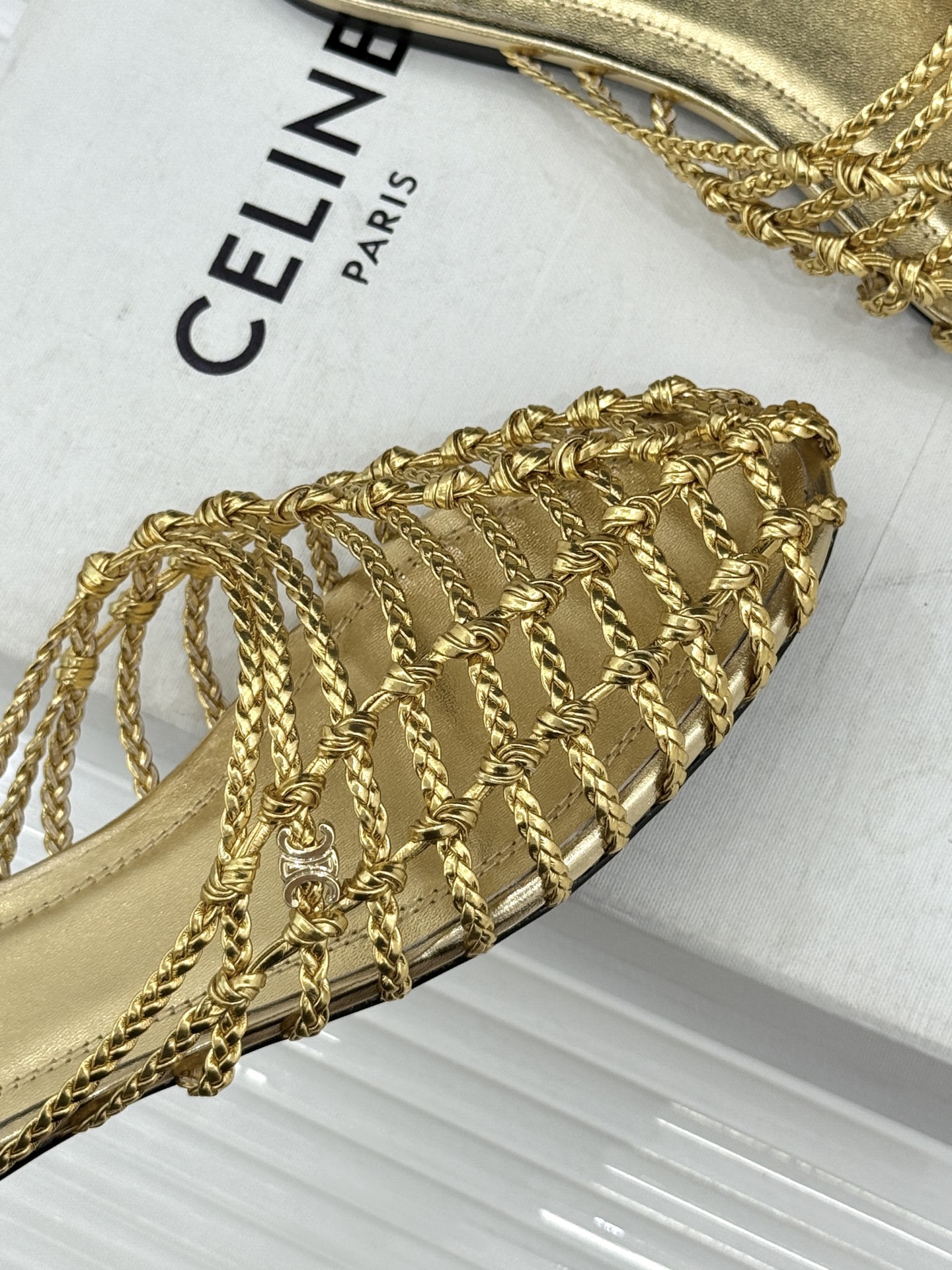 Celine/赛琳26WF新品凯旋门 度假风编织罗马平底凉鞋 凯旋门金扣藏着精致细节 编织肌理自带度假松弛感 平底鞋型走 Celine/赛琳26WF新品凯旋门 度假风编织罗马平底凉鞋 凯旋门金扣藏着精致细节 编织肌理自带度假松弛感 平底鞋型走