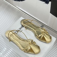 Celine/赛琳26WF新品凯旋门 度假风细带平底凉鞋 凯旋门金扣精致辨识度高 细带勾勒纤细足踝线条 平底稳当走路毫不 Celine/赛琳26WF新品凯旋门 度假风细带平底凉鞋 凯旋门金扣精致辨识度高 细带勾勒纤细足踝线条 平底稳当走路毫不