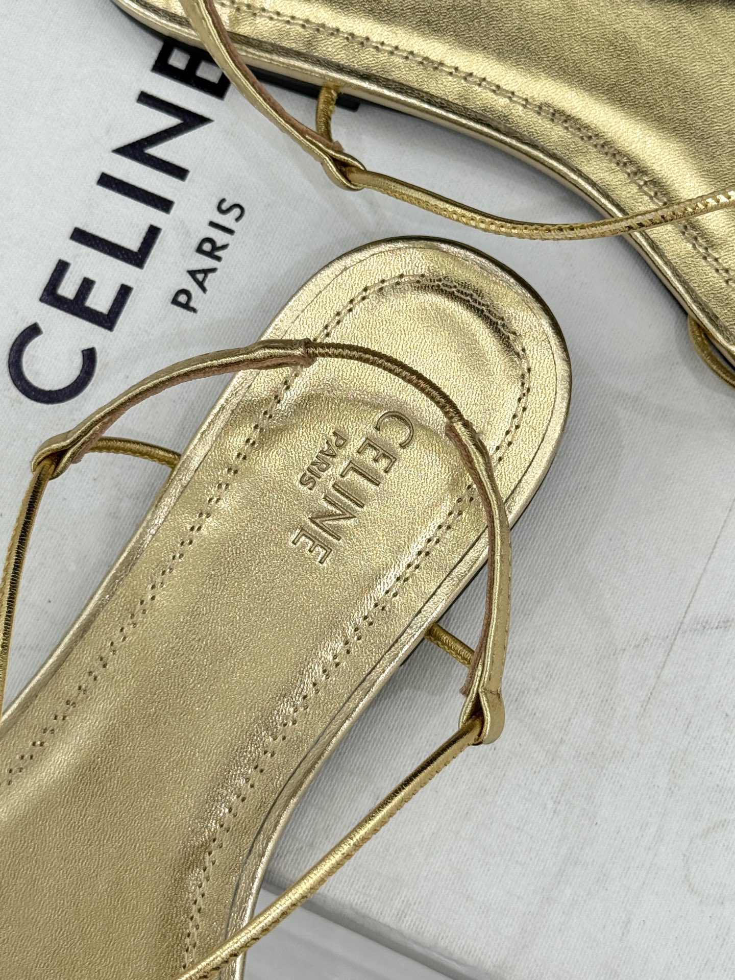 Celine/赛琳26WF新品凯旋门 度假风细带平底凉鞋 凯旋门金扣精致辨识度高 细带勾勒纤细足踝线条 平底稳当走路毫不 Celine/赛琳26WF新品凯旋门 度假风细带平底凉鞋 凯旋门金扣精致辨识度高 细带勾勒纤细足踝线条 平底稳当走路毫不
