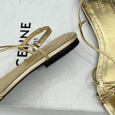 Celine/赛琳26WF新品凯旋门 度假风细带平底凉鞋 凯旋门金扣精致辨识度高 细带勾勒纤细足踝线条 平底稳当走路毫不 Celine/赛琳26WF新品凯旋门 度假风细带平底凉鞋 凯旋门金扣精致辨识度高 细带勾勒纤细足踝线条 平底稳当走路毫不