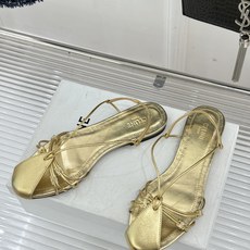 Celine/赛琳26WF新品凯旋门 度假风细带平底凉鞋 凯旋门金扣精致辨识度高 细带勾勒纤细足踝线条 平底稳当走路毫不 Celine/赛琳26WF新品凯旋门 度假风细带平底凉鞋 凯旋门金扣精致辨识度高 细带勾勒纤细足踝线条 平底稳当走路毫不