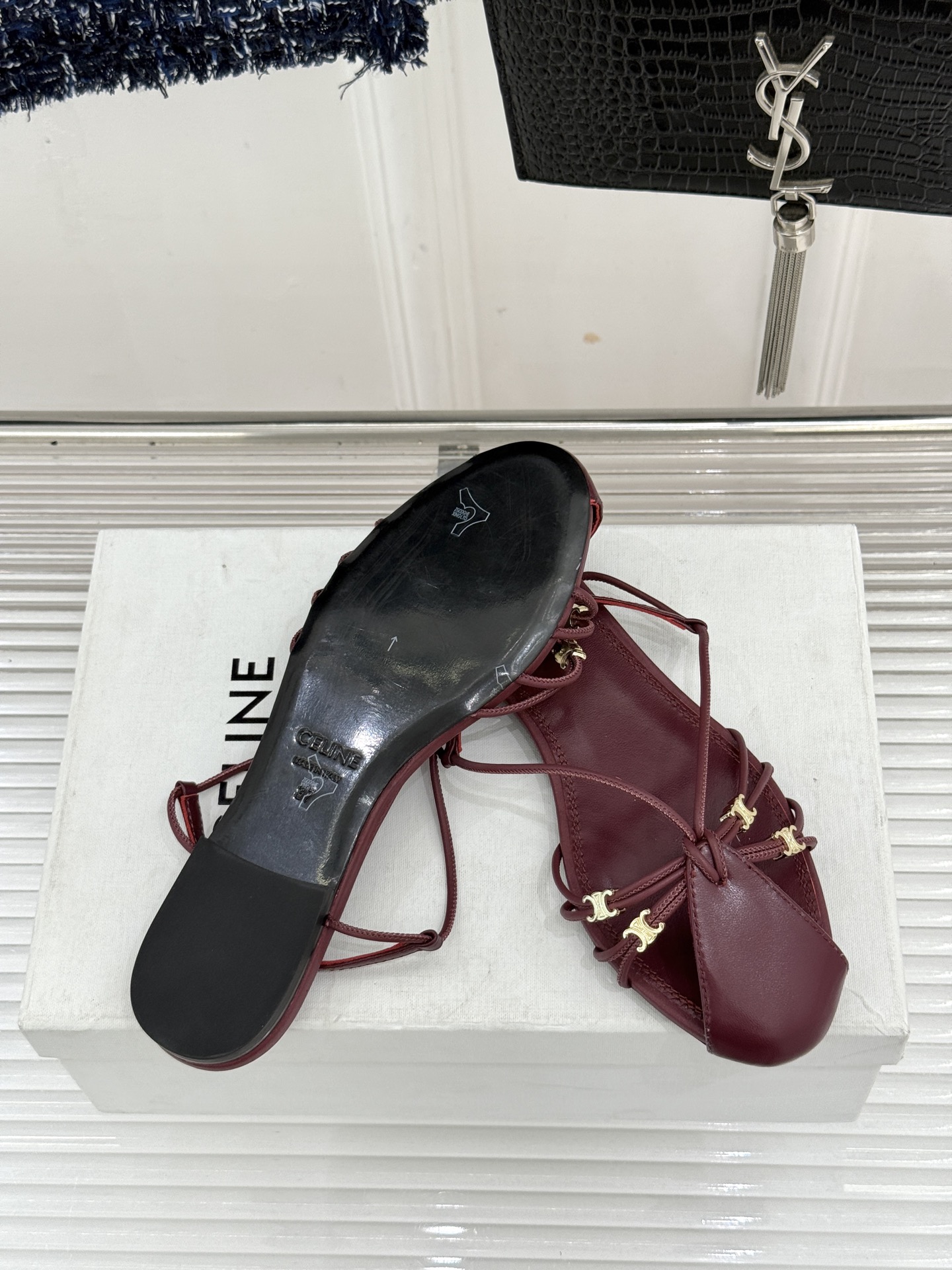 Celine/赛琳26WF新品凯旋门 度假风细带平底凉鞋 凯旋门金扣精致辨识度高 细带勾勒纤细足踝线条 平底稳当走路毫不 Celine/赛琳26WF新品凯旋门 度假风细带平底凉鞋 凯旋门金扣精致辨识度高 细带勾勒纤细足踝线条 平底稳当走路毫不