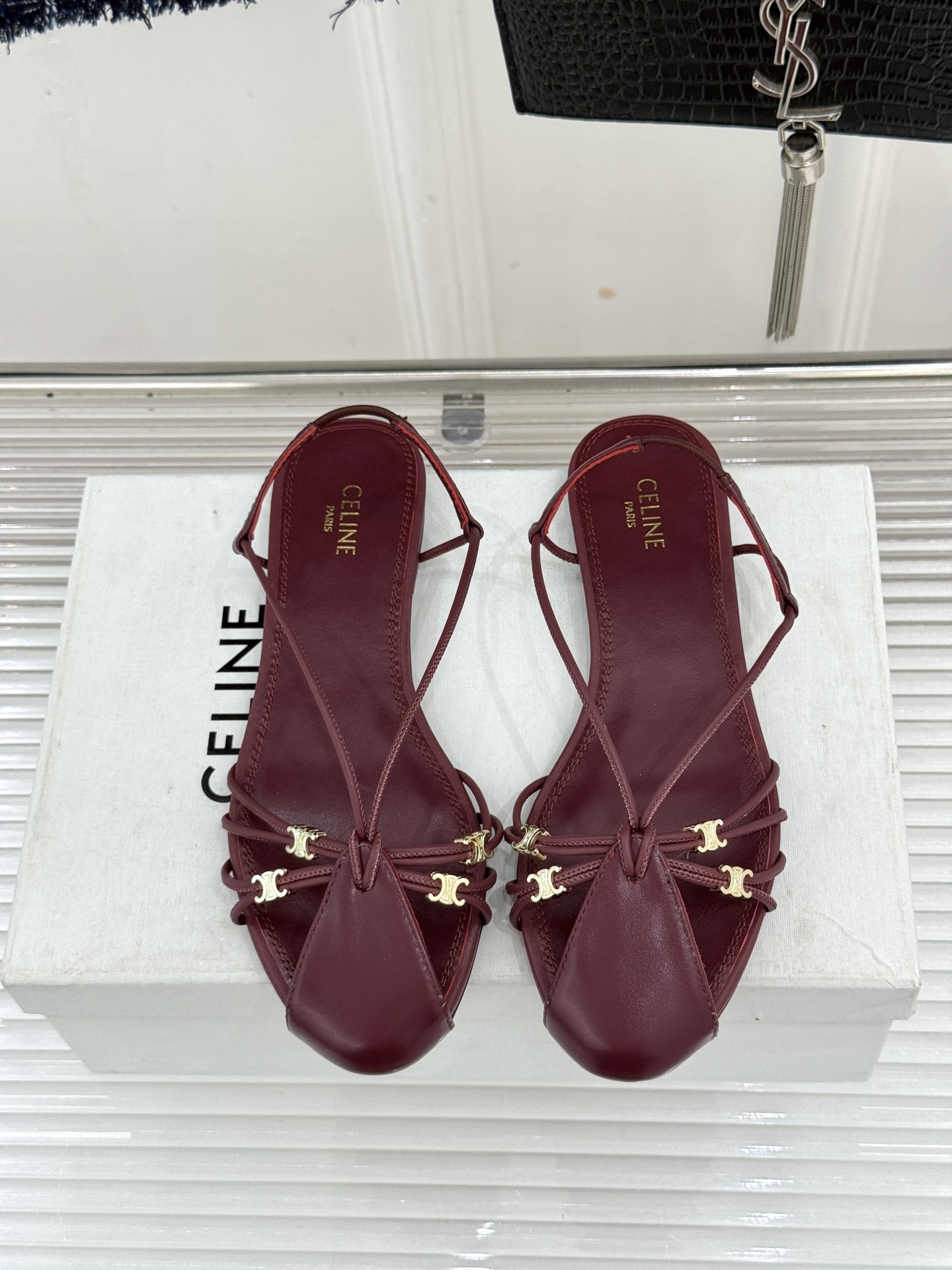 Celine/赛琳26WF新品凯旋门 度假风细带平底凉鞋 凯旋门金扣精致辨识度高 细带勾勒纤细足踝线条 平底稳当走路毫不 Celine/赛琳26WF新品凯旋门 度假风细带平底凉鞋 凯旋门金扣精致辨识度高 细带勾勒纤细足踝线条 平底稳当走路毫不