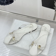 Celine/赛琳26WF新品凯旋门 度假风细带平底凉鞋 凯旋门金扣精致辨识度高 细带勾勒纤细足踝线条 平底稳当走路毫不 Celine/赛琳26WF新品凯旋门 度假风细带平底凉鞋 凯旋门金扣精致辨识度高 细带勾勒纤细足踝线条 平底稳当走路毫不