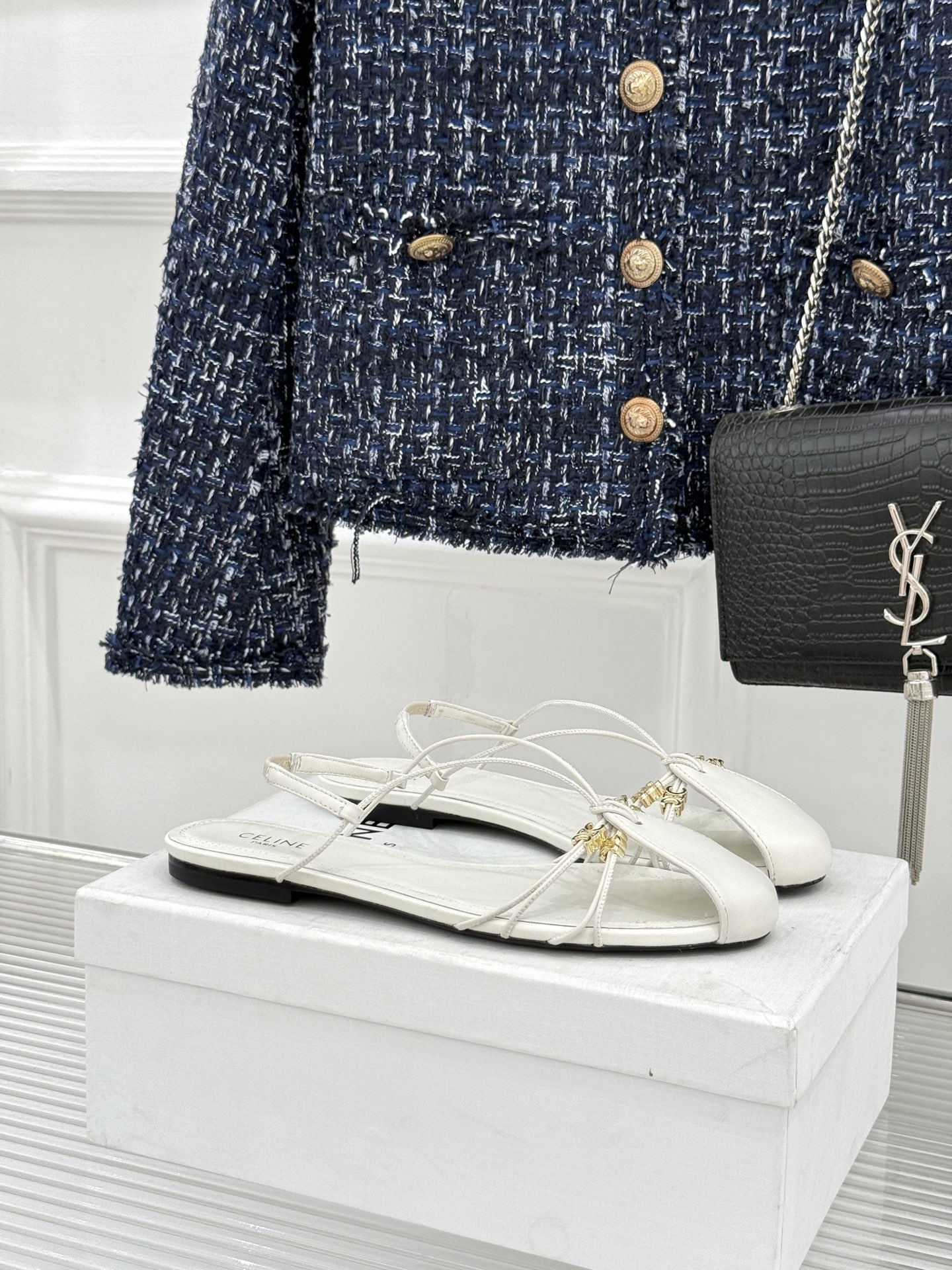 Celine/赛琳26WF新品凯旋门 度假风细带平底凉鞋 凯旋门金扣精致辨识度高 细带勾勒纤细足踝线条 平底稳当走路毫不