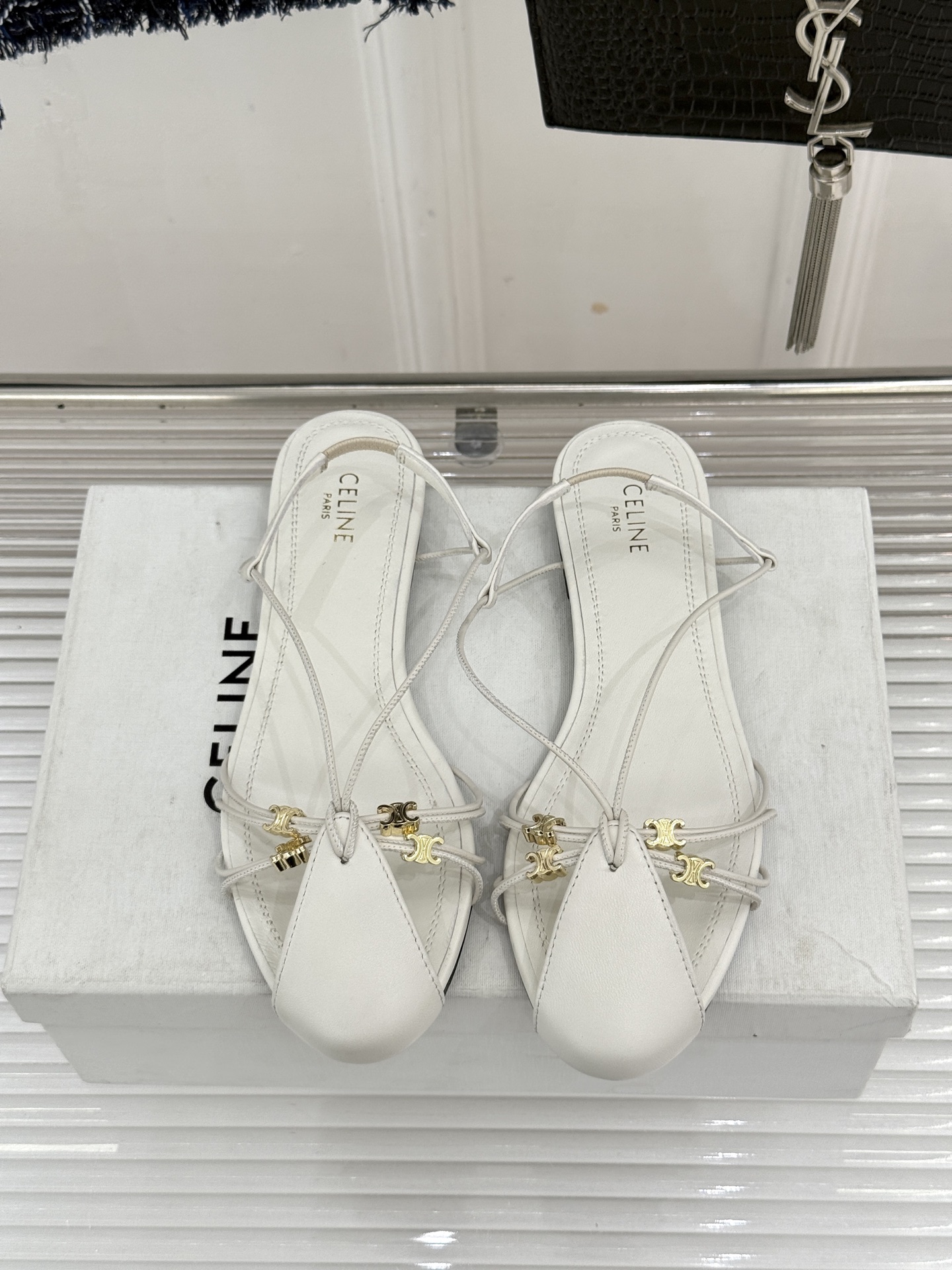 Celine/赛琳26WF新品凯旋门 度假风细带平底凉鞋 凯旋门金扣精致辨识度高 细带勾勒纤细足踝线条 平底稳当走路毫不 Celine/赛琳26WF新品凯旋门 度假风细带平底凉鞋 凯旋门金扣精致辨识度高 细带勾勒纤细足踝线条 平底稳当走路毫不