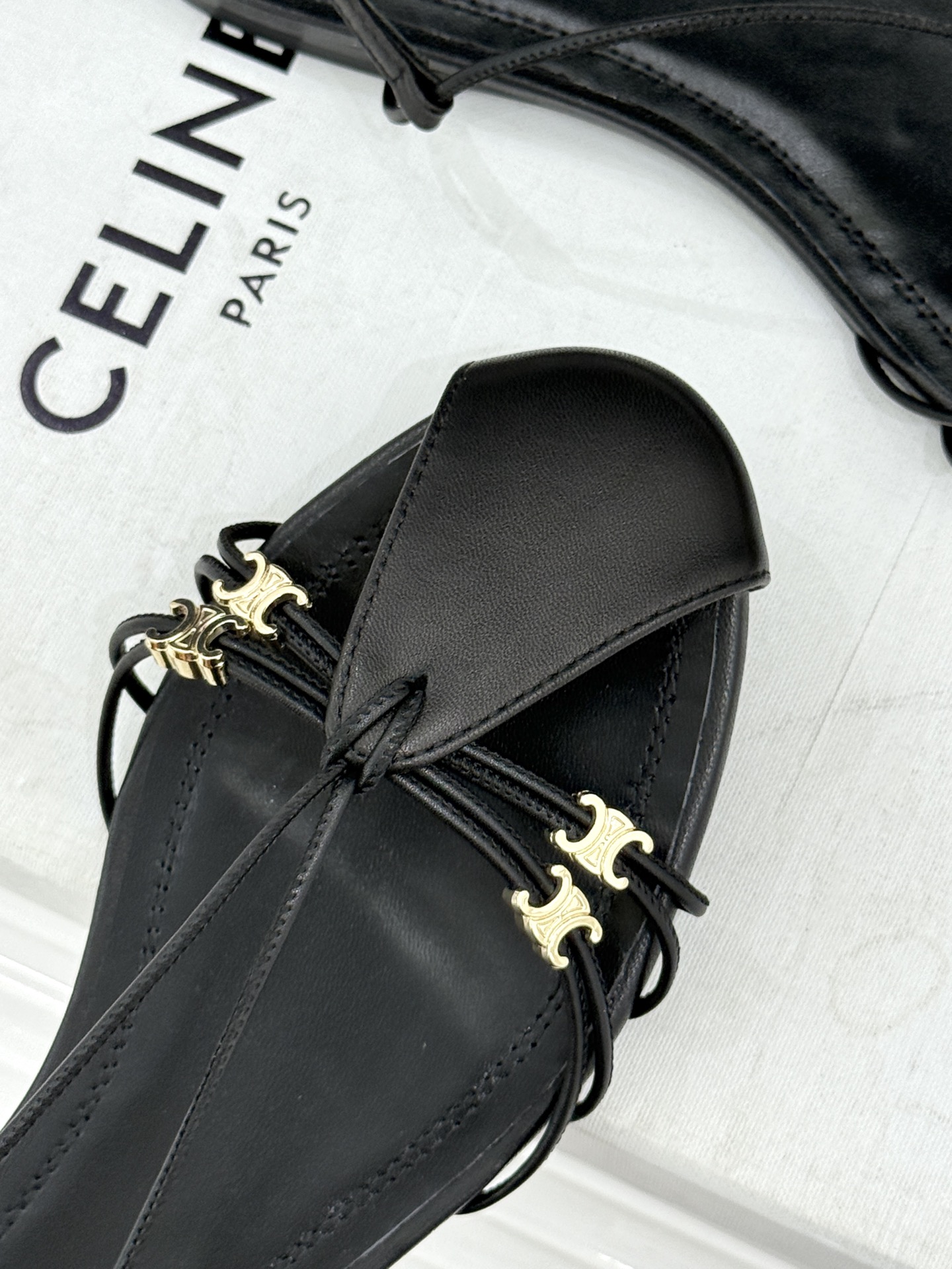 Celine/赛琳26WF新品凯旋门 度假风细带平底凉鞋 凯旋门金扣精致辨识度高 细带勾勒纤细足踝线条 平底稳当走路毫不 Celine/赛琳26WF新品凯旋门 度假风细带平底凉鞋 凯旋门金扣精致辨识度高 细带勾勒纤细足踝线条 平底稳当走路毫不