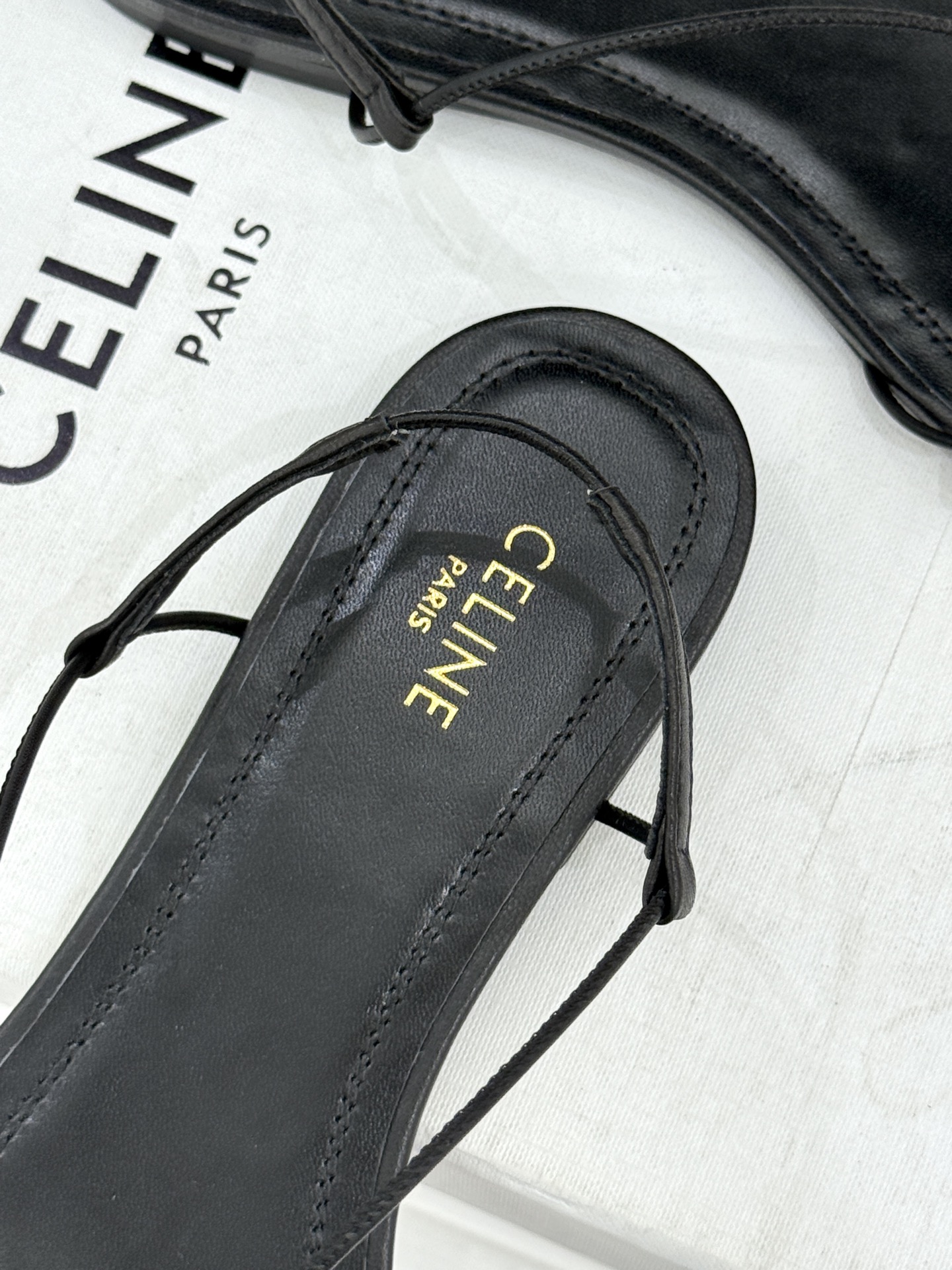 Celine/赛琳26WF新品凯旋门 度假风细带平底凉鞋 凯旋门金扣精致辨识度高 细带勾勒纤细足踝线条 平底稳当走路毫不 Celine/赛琳26WF新品凯旋门 度假风细带平底凉鞋 凯旋门金扣精致辨识度高 细带勾勒纤细足踝线条 平底稳当走路毫不
