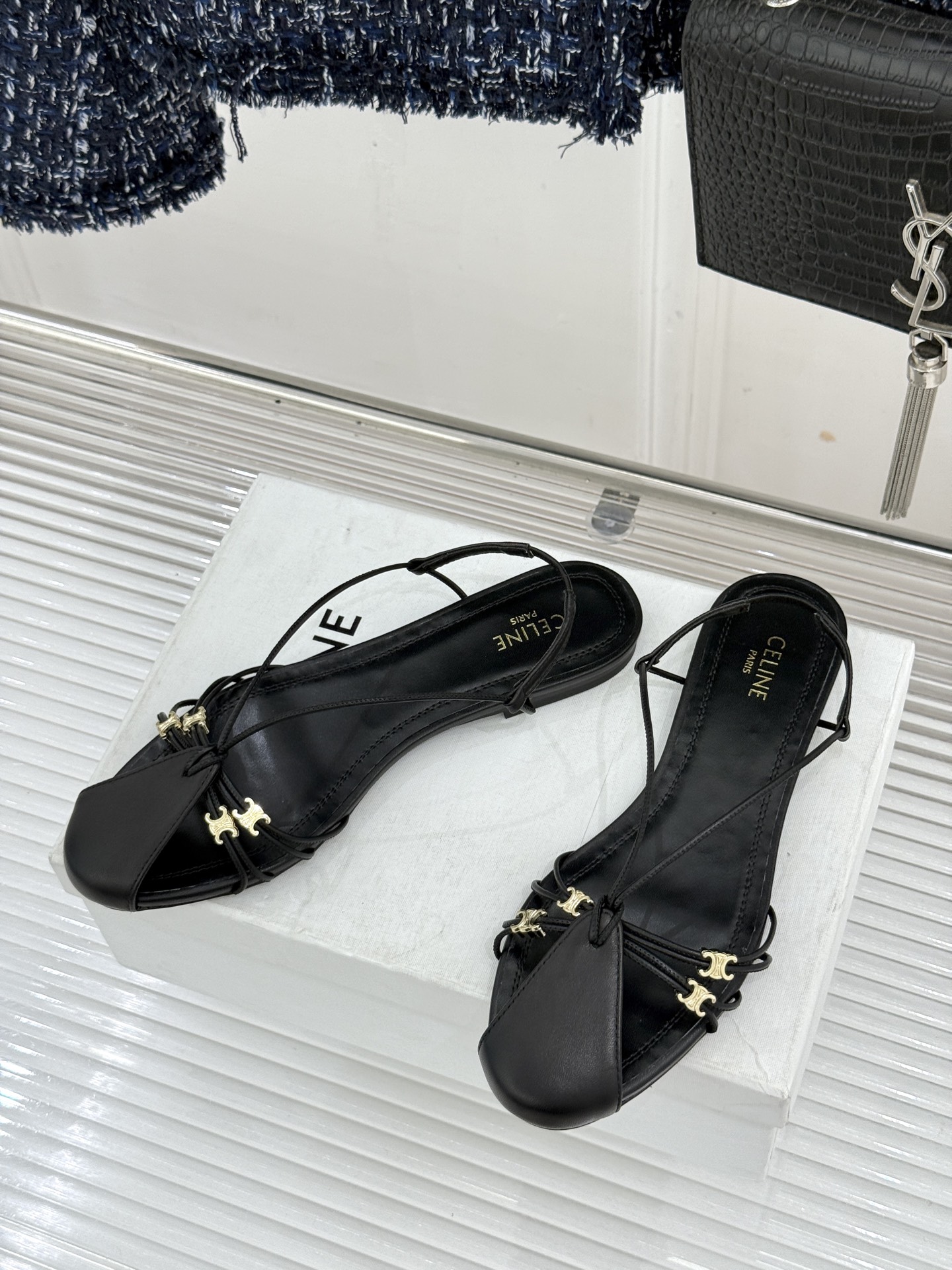 Celine/赛琳26WF新品凯旋门 度假风细带平底凉鞋 凯旋门金扣精致辨识度高 细带勾勒纤细足踝线条 平底稳当走路毫不 Celine/赛琳26WF新品凯旋门 度假风细带平底凉鞋 凯旋门金扣精致辨识度高 细带勾勒纤细足踝线条 平底稳当走路毫不