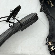 Celine/赛琳26WF新品凯旋门 度假风细带平底凉鞋 凯旋门金扣精致辨识度高 细带勾勒纤细足踝线条 平底稳当走路毫不 Celine/赛琳26WF新品凯旋门 度假风细带平底凉鞋 凯旋门金扣精致辨识度高 细带勾勒纤细足踝线条 平底稳当走路毫不