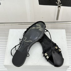 Celine/赛琳26WF新品凯旋门 度假风细带平底凉鞋 凯旋门金扣精致辨识度高 细带勾勒纤细足踝线条 平底稳当走路毫不 Celine/赛琳26WF新品凯旋门 度假风细带平底凉鞋 凯旋门金扣精致辨识度高 细带勾勒纤细足踝线条 平底稳当走路毫不