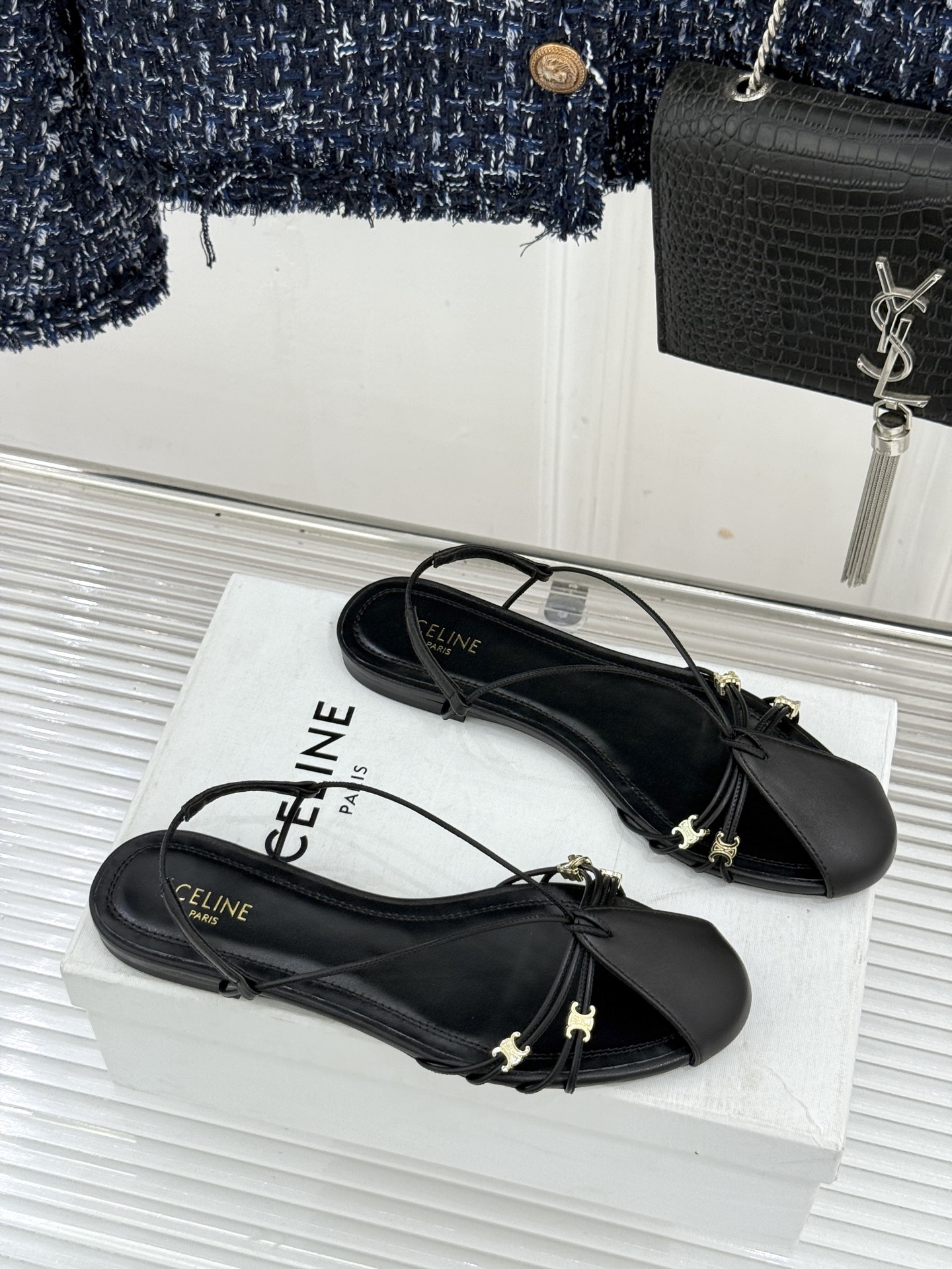 Celine/赛琳26WF新品凯旋门 度假风细带平底凉鞋 凯旋门金扣精致辨识度高 细带勾勒纤细足踝线条 平底稳当走路毫不 Celine/赛琳26WF新品凯旋门 度假风细带平底凉鞋 凯旋门金扣精致辨识度高 细带勾勒纤细足踝线条 平底稳当走路毫不