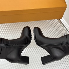 L*V驴家26WF新品皮带扣 侧拉链粗跟长靴 经典金属扣复古辨识度高 小牛皮质感温润高级 侧边拉链穿脱格外省心 粗跟稳当 L*V驴家26WF新品皮带扣 侧拉链粗跟长靴 经典金属扣复古辨识度高 小牛皮质感温润高级 侧边拉链穿脱格外省心 粗跟稳当