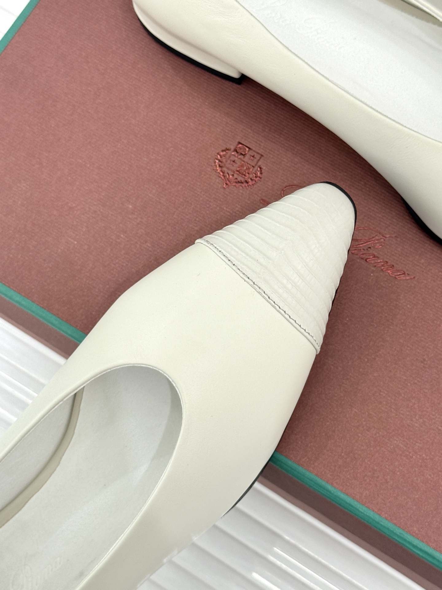 Loro Piana/LP经典复古 复古拼色平底单鞋 复古拼色超耐看 老钱氛围感直接拉满 上脚自带慵懒高级气质 低饱和拼