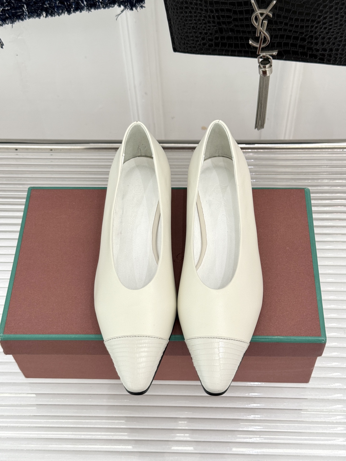 Loro Piana/LP经典复古 复古拼色平底单鞋 复古拼色超耐看 老钱氛围感直接拉满 上脚自带慵懒高级气质 低饱和拼