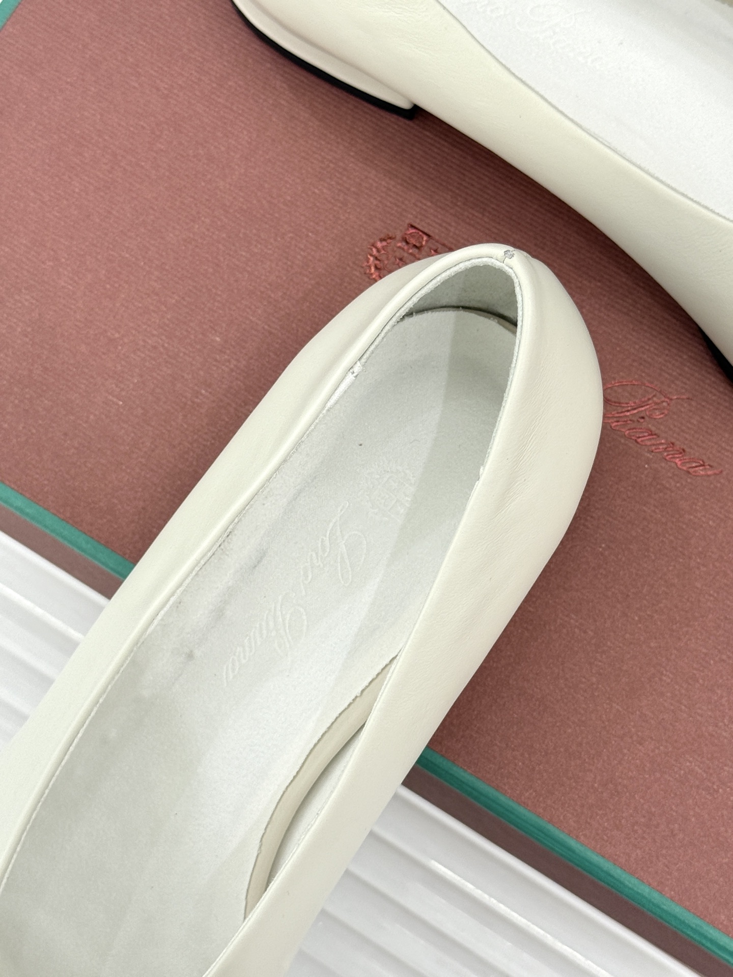Loro Piana/LP经典复古 复古拼色平底单鞋 复古拼色超耐看 老钱氛围感直接拉满 上脚自带慵懒高级气质 低饱和拼