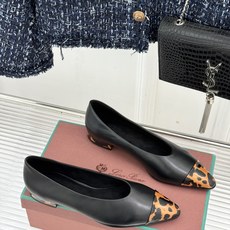 Loro Piana/LP经典复古 复古拼色平底单鞋 复古拼色超耐看 老钱氛围感直接拉满 上脚自带慵懒高级气质 低饱和拼 Loro Piana/LP经典复古 复古拼色平底单鞋 复古拼色超耐看 老钱氛围感直接拉满 上脚自带慵懒高级气质 低饱和拼