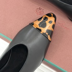 Loro Piana/LP经典复古 复古拼色平底单鞋 复古拼色超耐看 老钱氛围感直接拉满 上脚自带慵懒高级气质 低饱和拼 Loro Piana/LP经典复古 复古拼色平底单鞋 复古拼色超耐看 老钱氛围感直接拉满 上脚自带慵懒高级气质 低饱和拼