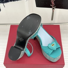 Valentino/华伦天奴26WF新品 露趾爱心编织防水台粗跟凉鞋 爱心露趾甜到心巴 防水台粗跟超显高 软弹脚感暴走也 Valentino/华伦天奴26WF新品 露趾爱心编织防水台粗跟凉鞋 爱心露趾甜到心巴 防水台粗跟超显高 软弹脚感暴走也