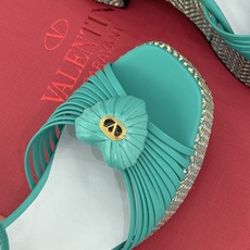 Valentino/华伦天奴26WF新品 露趾爱心编织防水台粗跟凉鞋 爱心露趾甜到心巴 防水台粗跟超显高 软弹脚感暴走也 Valentino/华伦天奴26WF新品 露趾爱心编织防水台粗跟凉鞋 爱心露趾甜到心巴 防水台粗跟超显高 软弹脚感暴走也
