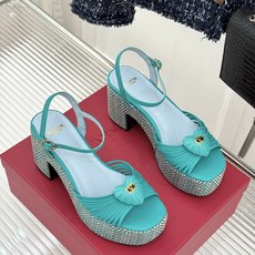 Valentino/华伦天奴26WF新品 露趾爱心编织防水台粗跟凉鞋 爱心露趾甜到心巴 防水台粗跟超显高 软弹脚感暴走也 Valentino/华伦天奴26WF新品 露趾爱心编织防水台粗跟凉鞋 爱心露趾甜到心巴 防水台粗跟超显高 软弹脚感暴走也