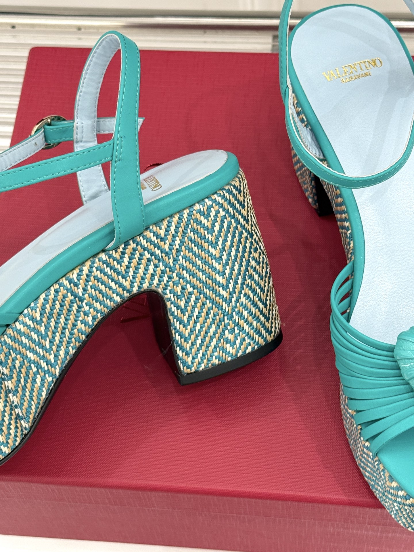 Valentino/华伦天奴26WF新品 露趾爱心编织防水台粗跟凉鞋 爱心露趾甜到心巴 防水台粗跟超显高 软弹脚感暴走也 Valentino/华伦天奴26WF新品 露趾爱心编织防水台粗跟凉鞋 爱心露趾甜到心巴 防水台粗跟超显高 软弹脚感暴走也