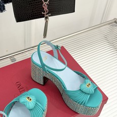 Valentino/华伦天奴26WF新品 露趾爱心编织防水台粗跟凉鞋 爱心露趾甜到心巴 防水台粗跟超显高 软弹脚感暴走也 Valentino/华伦天奴26WF新品 露趾爱心编织防水台粗跟凉鞋 爱心露趾甜到心巴 防水台粗跟超显高 软弹脚感暴走也
