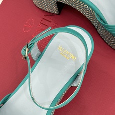 Valentino/华伦天奴26WF新品 露趾爱心编织防水台粗跟凉鞋 爱心露趾甜到心巴 防水台粗跟超显高 软弹脚感暴走也 Valentino/华伦天奴26WF新品 露趾爱心编织防水台粗跟凉鞋 爱心露趾甜到心巴 防水台粗跟超显高 软弹脚感暴走也