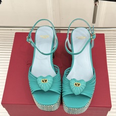 Valentino/华伦天奴26WF新品 露趾爱心编织防水台粗跟凉鞋 爱心露趾甜到心巴 防水台粗跟超显高 软弹脚感暴走也 Valentino/华伦天奴26WF新品 露趾爱心编织防水台粗跟凉鞋 爱心露趾甜到心巴 防水台粗跟超显高 软弹脚感暴走也