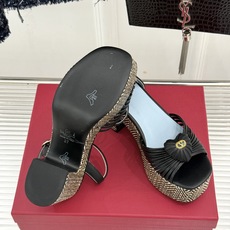 Valentino/华伦天奴26WF新品 露趾爱心编织防水台粗跟凉鞋 爱心露趾甜到心巴 防水台粗跟超显高 软弹脚感暴走也 Valentino/华伦天奴26WF新品 露趾爱心编织防水台粗跟凉鞋 爱心露趾甜到心巴 防水台粗跟超显高 软弹脚感暴走也