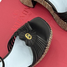 Valentino/华伦天奴26WF新品 露趾爱心编织防水台粗跟凉鞋 爱心露趾甜到心巴 防水台粗跟超显高 软弹脚感暴走也 Valentino/华伦天奴26WF新品 露趾爱心编织防水台粗跟凉鞋 爱心露趾甜到心巴 防水台粗跟超显高 软弹脚感暴走也