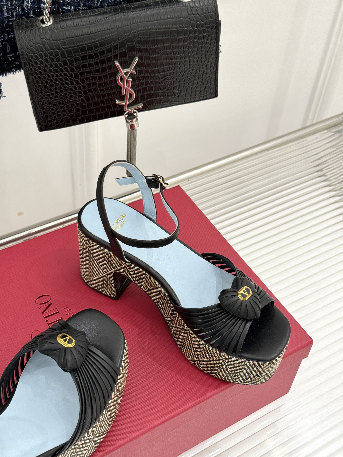 Valentino/华伦天奴26WF新品 露趾爱心编织防水台粗跟凉鞋 爱心露趾甜到心巴 防水台粗跟超显高 软弹脚感暴走也 Valentino/华伦天奴26WF新品 露趾爱心编织防水台粗跟凉鞋 爱心露趾甜到心巴 防水台粗跟超显高 软弹脚感暴走也