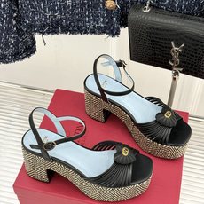 Valentino/华伦天奴26WF新品 露趾爱心编织防水台粗跟凉鞋 爱心露趾甜到心巴 防水台粗跟超显高 软弹脚感暴走也 Valentino/华伦天奴26WF新品 露趾爱心编织防水台粗跟凉鞋 爱心露趾甜到心巴 防水台粗跟超显高 软弹脚感暴走也