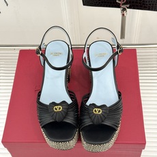 Valentino/华伦天奴26WF新品 露趾爱心编织防水台粗跟凉鞋 爱心露趾甜到心巴 防水台粗跟超显高 软弹脚感暴走也 Valentino/华伦天奴26WF新品 露趾爱心编织防水台粗跟凉鞋 爱心露趾甜到心巴 防水台粗跟超显高 软弹脚感暴走也