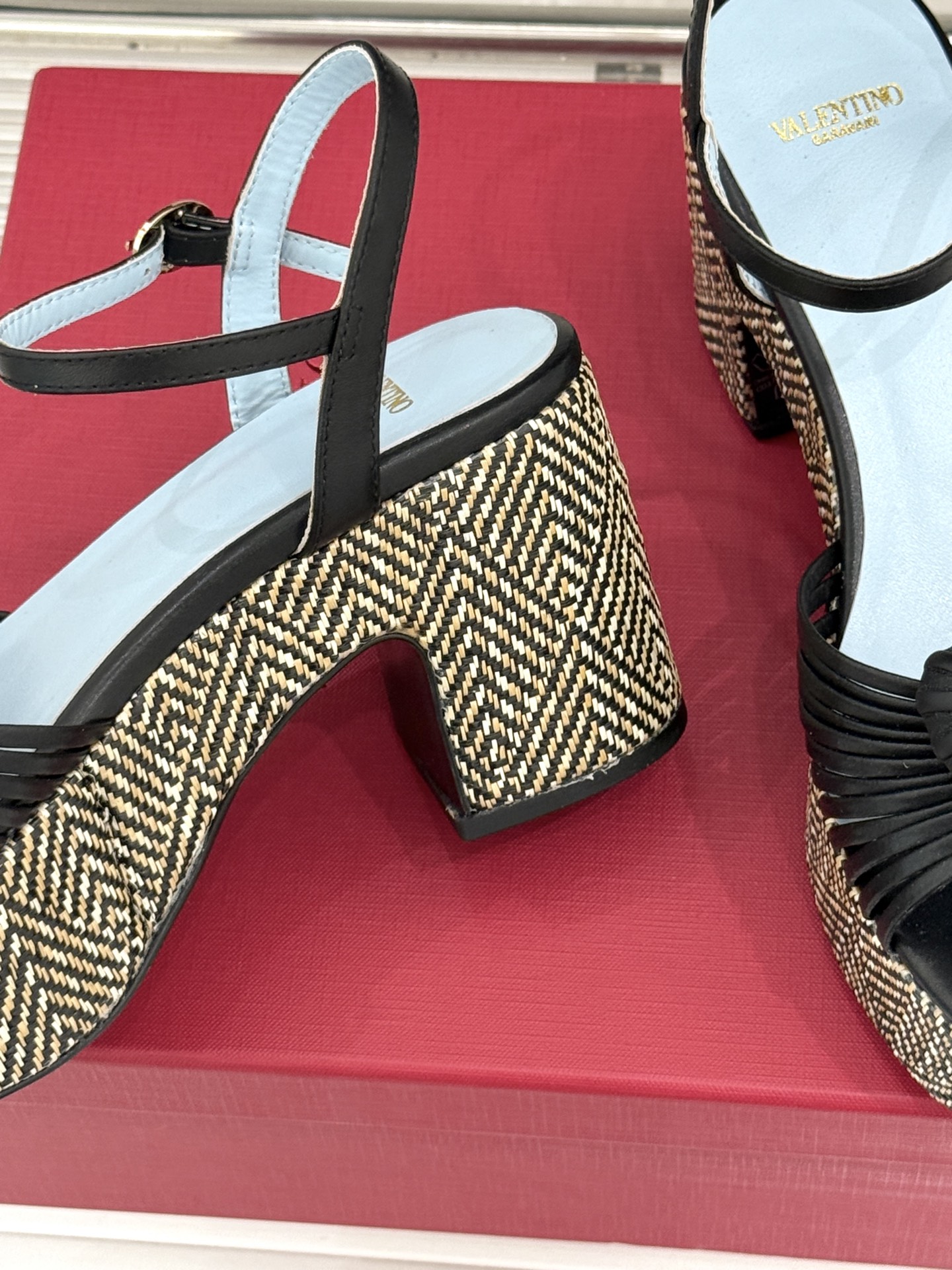 Valentino/华伦天奴26WF新品 露趾爱心编织防水台粗跟凉鞋 爱心露趾甜到心巴 防水台粗跟超显高 软弹脚感暴走也 Valentino/华伦天奴26WF新品 露趾爱心编织防水台粗跟凉鞋 爱心露趾甜到心巴 防水台粗跟超显高 软弹脚感暴走也