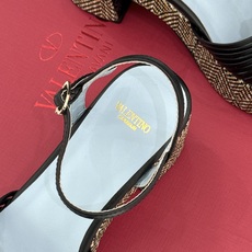 Valentino/华伦天奴26WF新品 露趾爱心编织防水台粗跟凉鞋 爱心露趾甜到心巴 防水台粗跟超显高 软弹脚感暴走也 Valentino/华伦天奴26WF新品 露趾爱心编织防水台粗跟凉鞋 爱心露趾甜到心巴 防水台粗跟超显高 软弹脚感暴走也