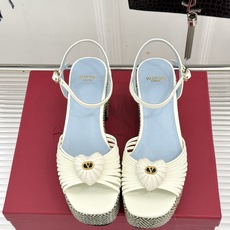 Valentino/华伦天奴26WF新品 露趾爱心编织防水台粗跟凉鞋 爱心露趾甜到心巴 防水台粗跟超显高 软弹脚感暴走也 Valentino/华伦天奴26WF新品 露趾爱心编织防水台粗跟凉鞋 爱心露趾甜到心巴 防水台粗跟超显高 软弹脚感暴走也