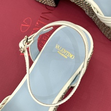 Valentino/华伦天奴26WF新品 露趾爱心编织防水台粗跟凉鞋 爱心露趾甜到心巴 防水台粗跟超显高 软弹脚感暴走也 Valentino/华伦天奴26WF新品 露趾爱心编织防水台粗跟凉鞋 爱心露趾甜到心巴 防水台粗跟超显高 软弹脚感暴走也
