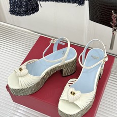 Valentino/华伦天奴26WF新品 露趾爱心编织防水台粗跟凉鞋 爱心露趾甜到心巴 防水台粗跟超显高 软弹脚感暴走也 Valentino/华伦天奴26WF新品 露趾爱心编织防水台粗跟凉鞋 爱心露趾甜到心巴 防水台粗跟超显高 软弹脚感暴走也