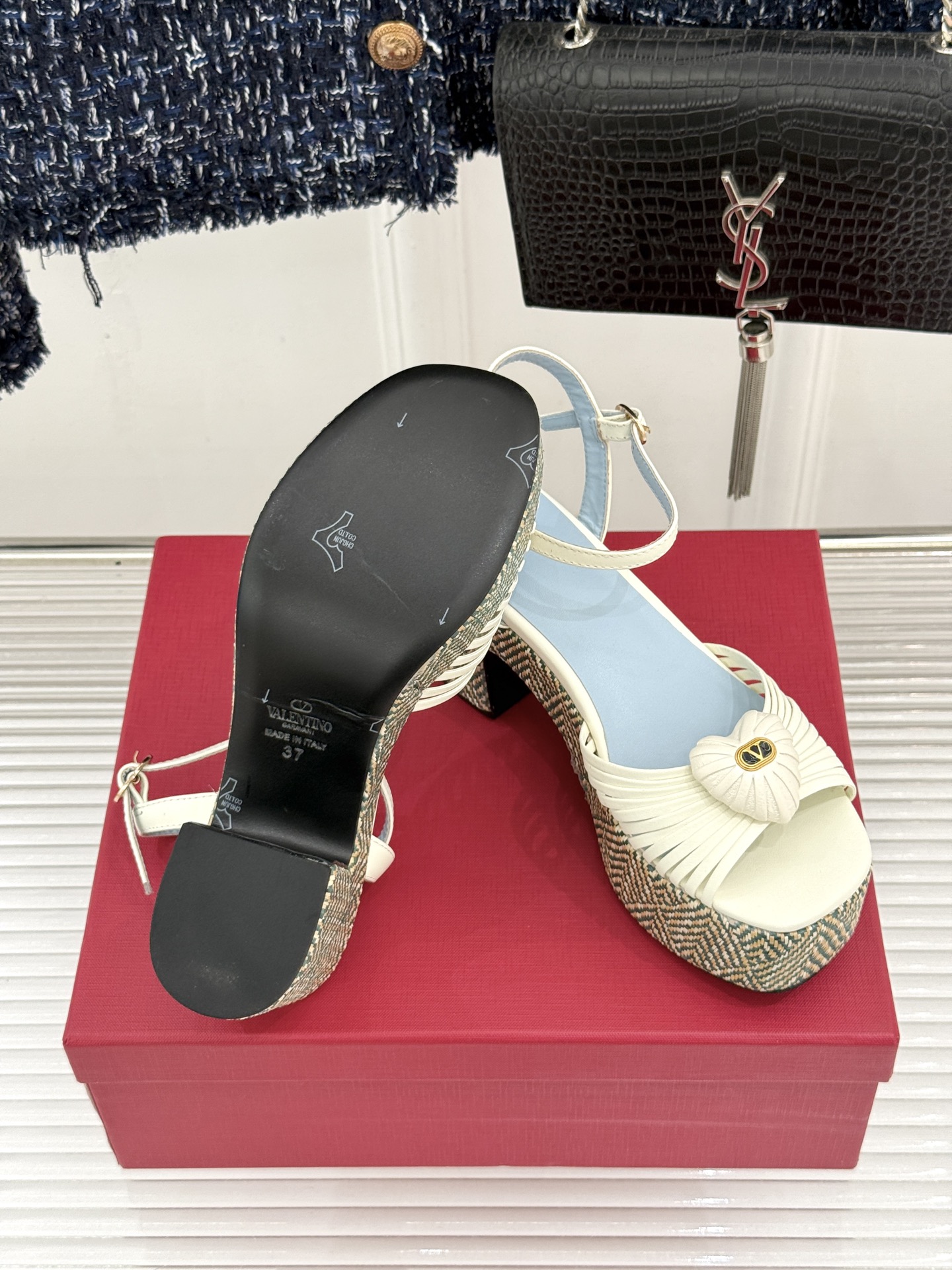 Valentino/华伦天奴26WF新品 露趾爱心编织防水台粗跟凉鞋 爱心露趾甜到心巴 防水台粗跟超显高 软弹脚感暴走也 Valentino/华伦天奴26WF新品 露趾爱心编织防水台粗跟凉鞋 爱心露趾甜到心巴 防水台粗跟超显高 软弹脚感暴走也
