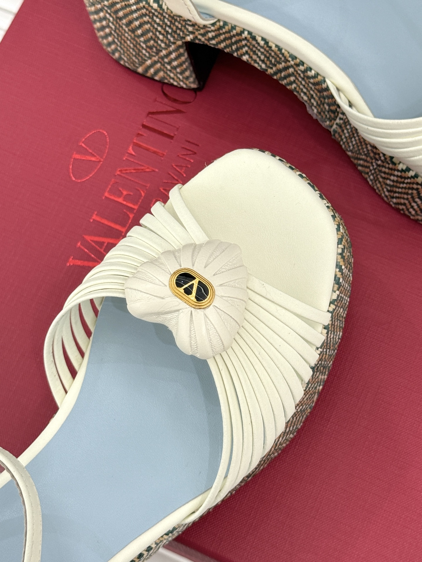 Valentino/华伦天奴26WF新品 露趾爱心编织防水台粗跟凉鞋 爱心露趾甜到心巴 防水台粗跟超显高 软弹脚感暴走也 Valentino/华伦天奴26WF新品 露趾爱心编织防水台粗跟凉鞋 爱心露趾甜到心巴 防水台粗跟超显高 软弹脚感暴走也